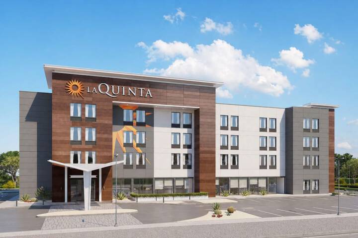 Exterior of La Quinta Inn & Suites by Wyndham Roanoke Hollins / I-81