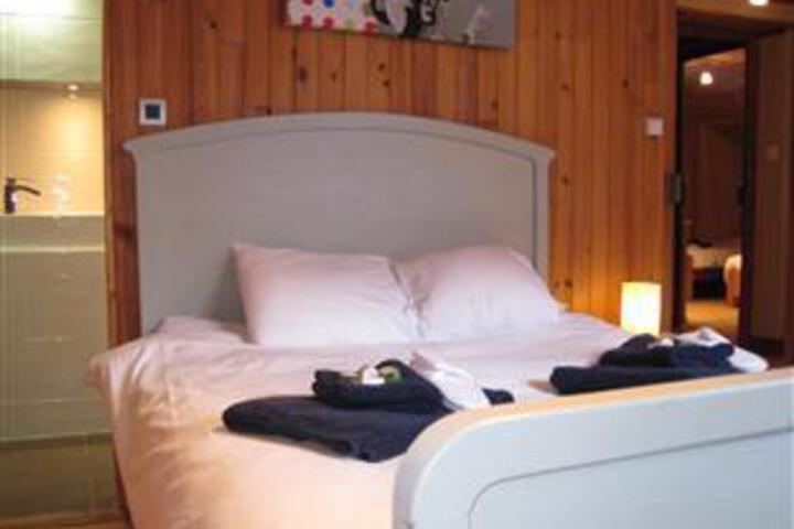 Room 3 of 7