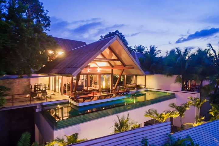 Hotel with Pool