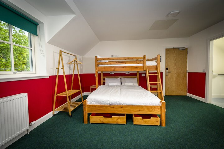 Room 4 of 77