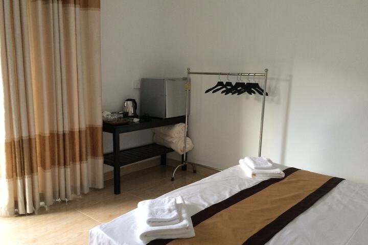 Room 8 of 33
