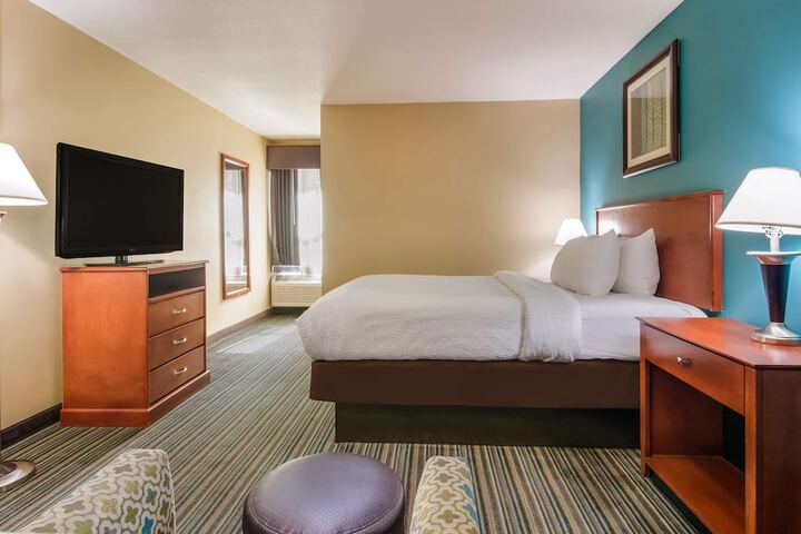 1 Queen Bed Microwave, Refrigerator, Coffee Maker Full Breakfast (8 of 26)