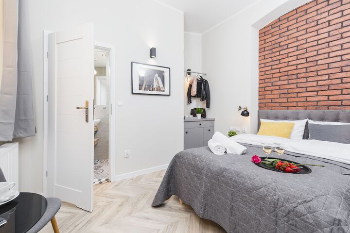 Room 6 of 28