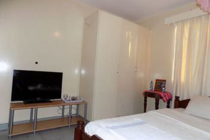Room 5 of 17