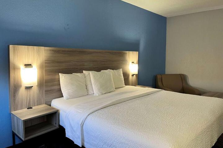 1 King Bed (2 of 22)
