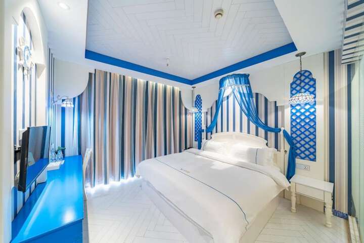 Room 8 of 48