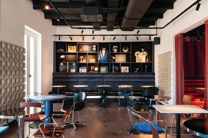 Lounge 44 of 60