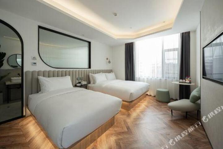 The Ananas Hotel (Greenlake Branch)