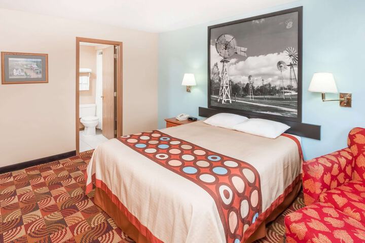 1 Queen Bed (10 of 15)