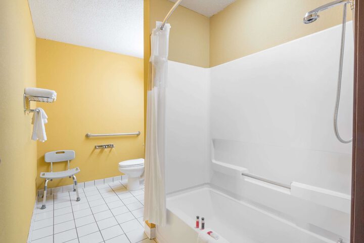 1 Queen Bed Accessible Room (21 of 21)