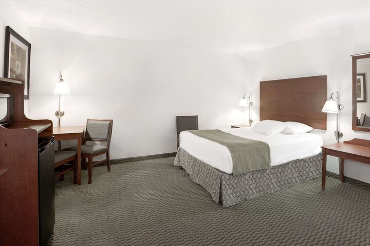 2 Queen Beds (7 of 8)