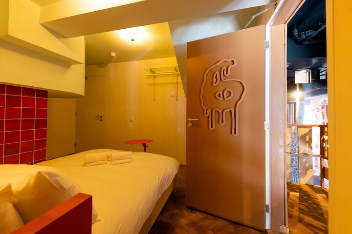 Room 100 of 143