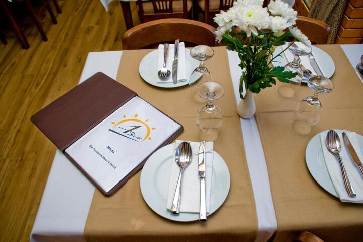 Dining 15 of 23