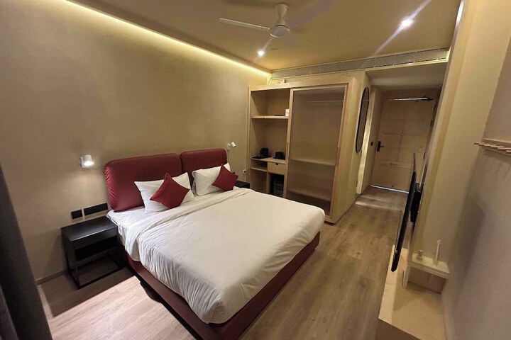 Room 10 of 24