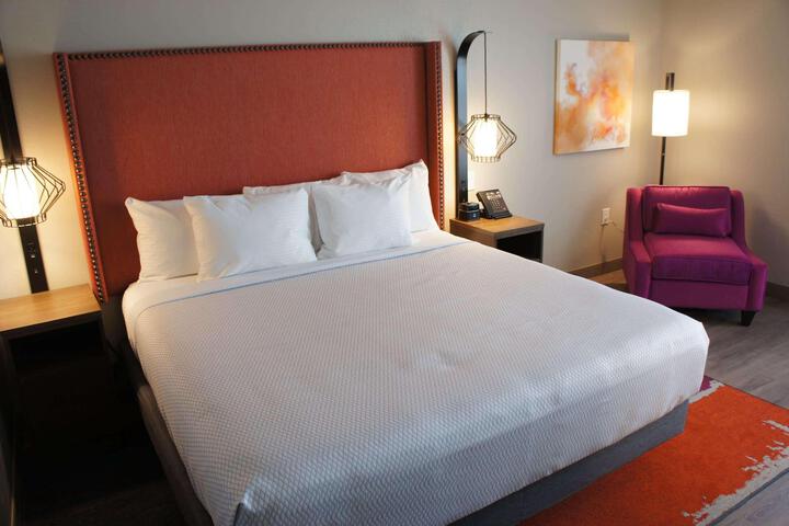 1 King Bed Deluxe Room (9 of 12)