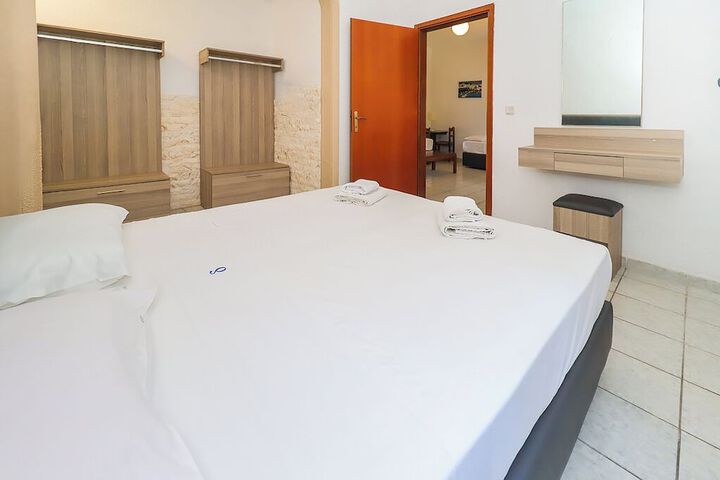 Room 5 of 77