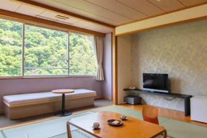 Room 4 of 7