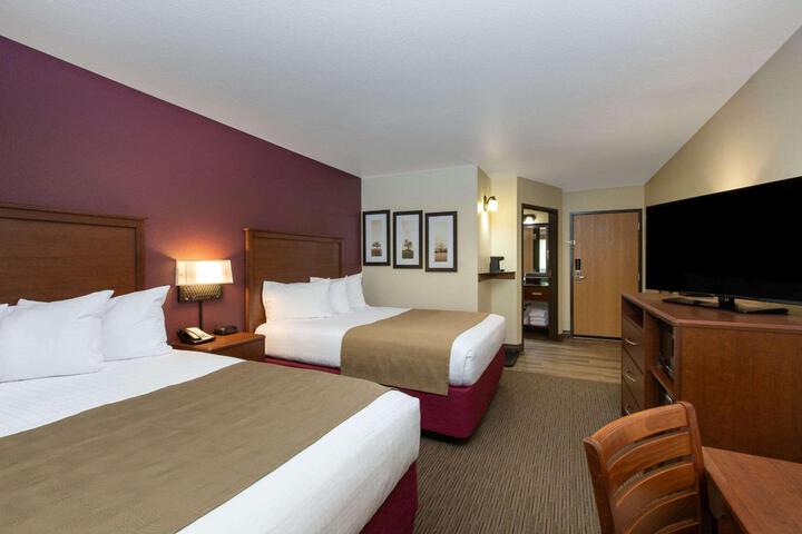 2 Queen Beds Mobility Accessible (3 of 9)