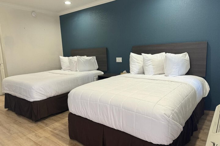 2 Double Beds (3 of 8)