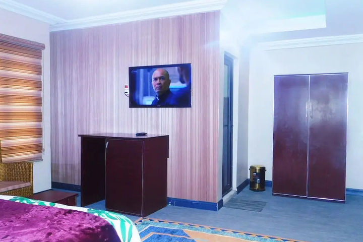 Room 6 of 14