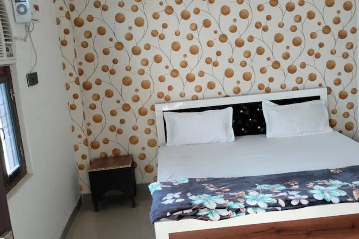 Room 7 of 12