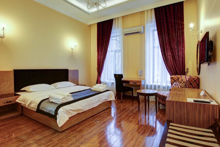Sleepy Tom Hotel