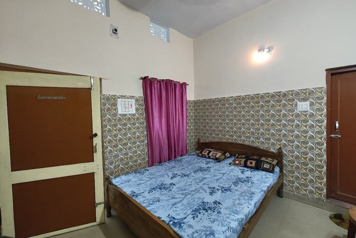 Room 6 of 12