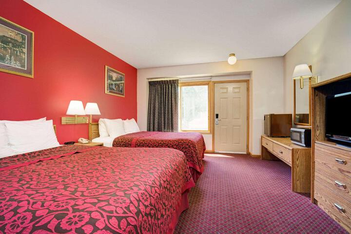 1 Queen Bed (10 of 10)