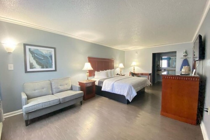 Comfort King Bed (6 of 8)