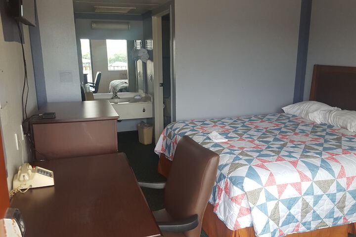 1 Queen Bed (4 of 5)