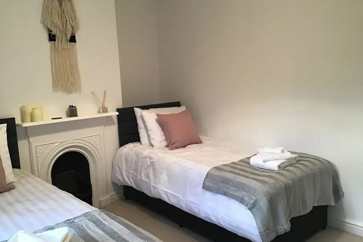 Room 4 of 10