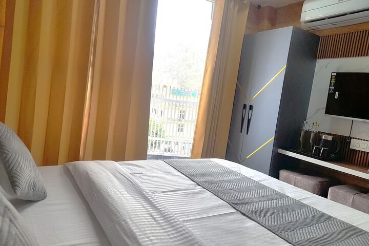 Room 10 of 32