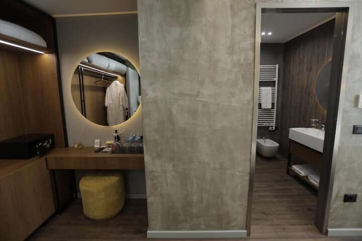 Room 10 of 33