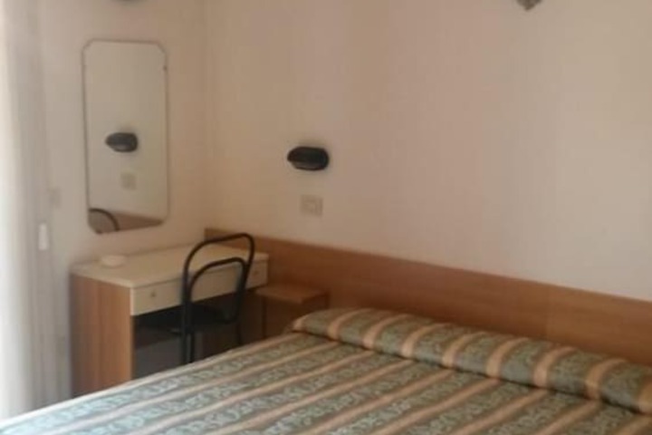 Room 4 of 16