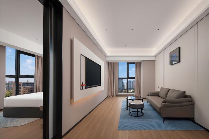 Room 11 of 77