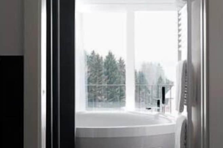 Deep soaking bathtub
