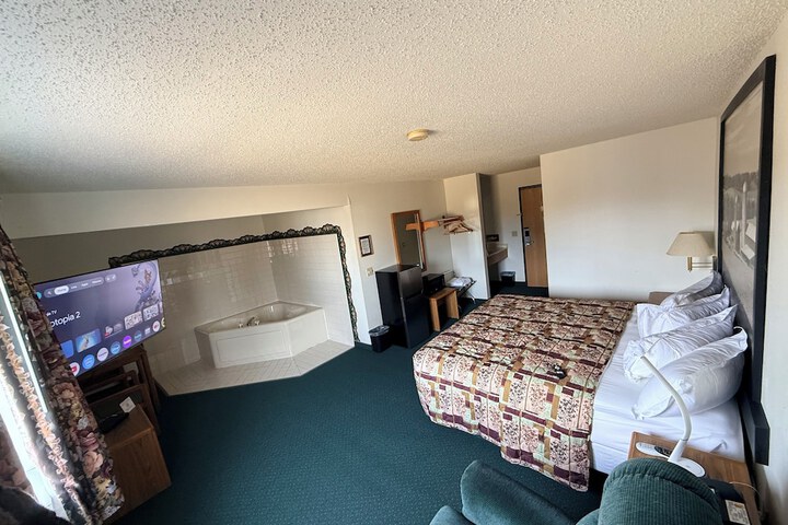Room 13 of 28