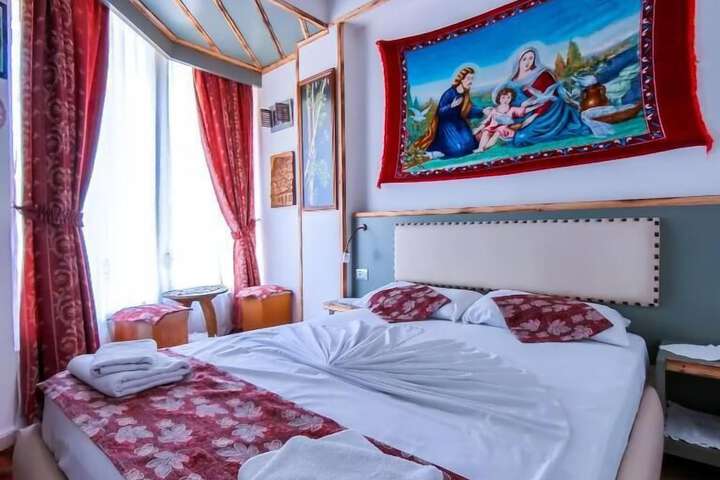 Room 4 of 9