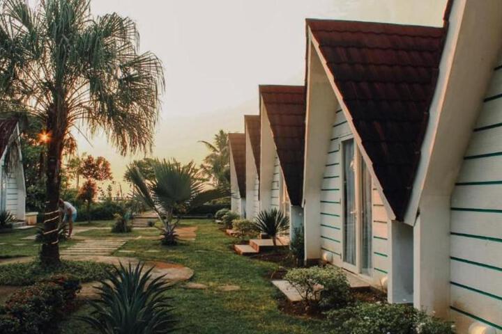 Seaside Villa & Muse Beach Resto