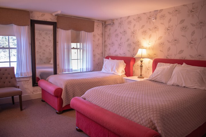 Classic Queen Bed (2 of 15)