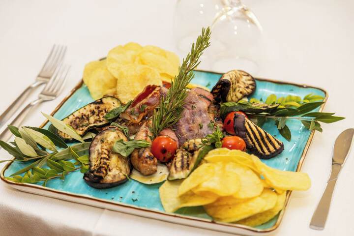 Dining 26 of 49