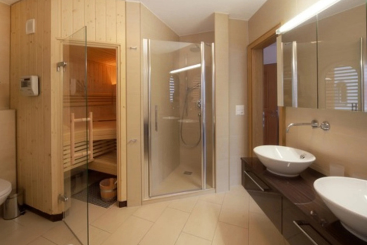Room 6 of 10