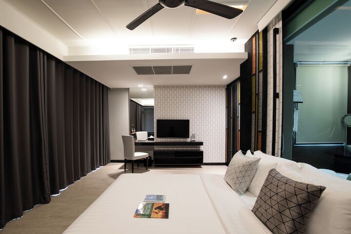 Room 28 of 93