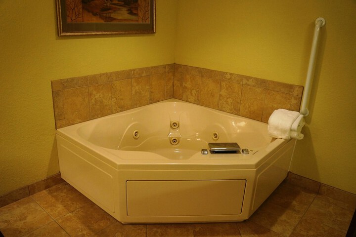1 King Bed Accessible (28 of 32)