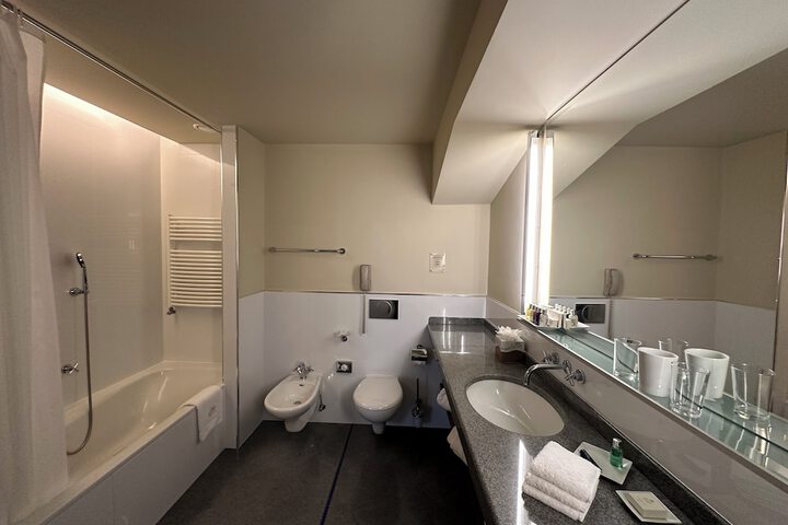 Room 40 of 95