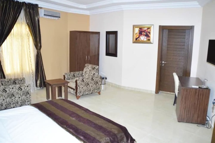 Room 6 of 38