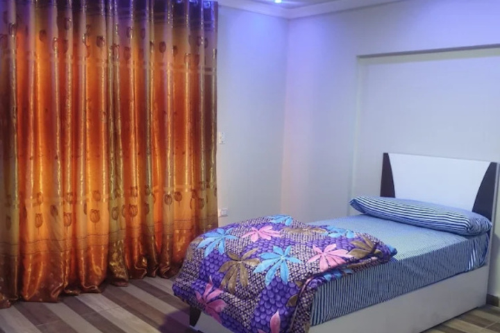 Room 4 of 12
