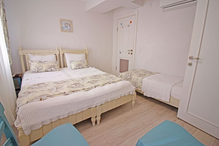 Room 6 of 16