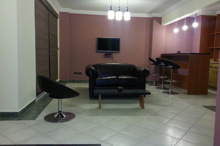 Lounge 42 of 80
