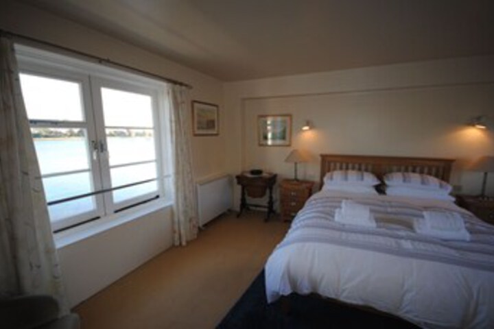 Room 17 of 28
